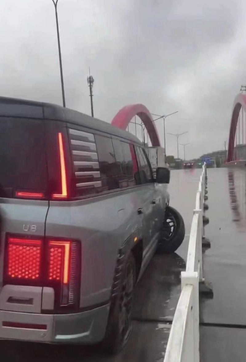 比亚迪仰望u8翻车,比亚迪u5