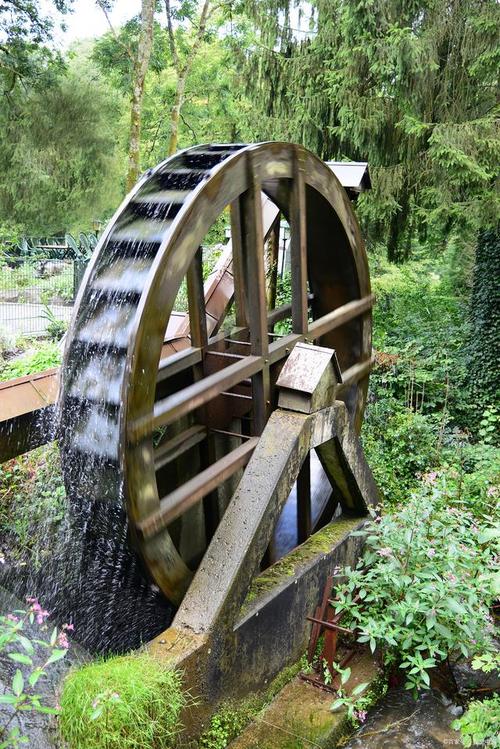 水车灌溉农田视频(农村用来灌溉农田的水车制作)